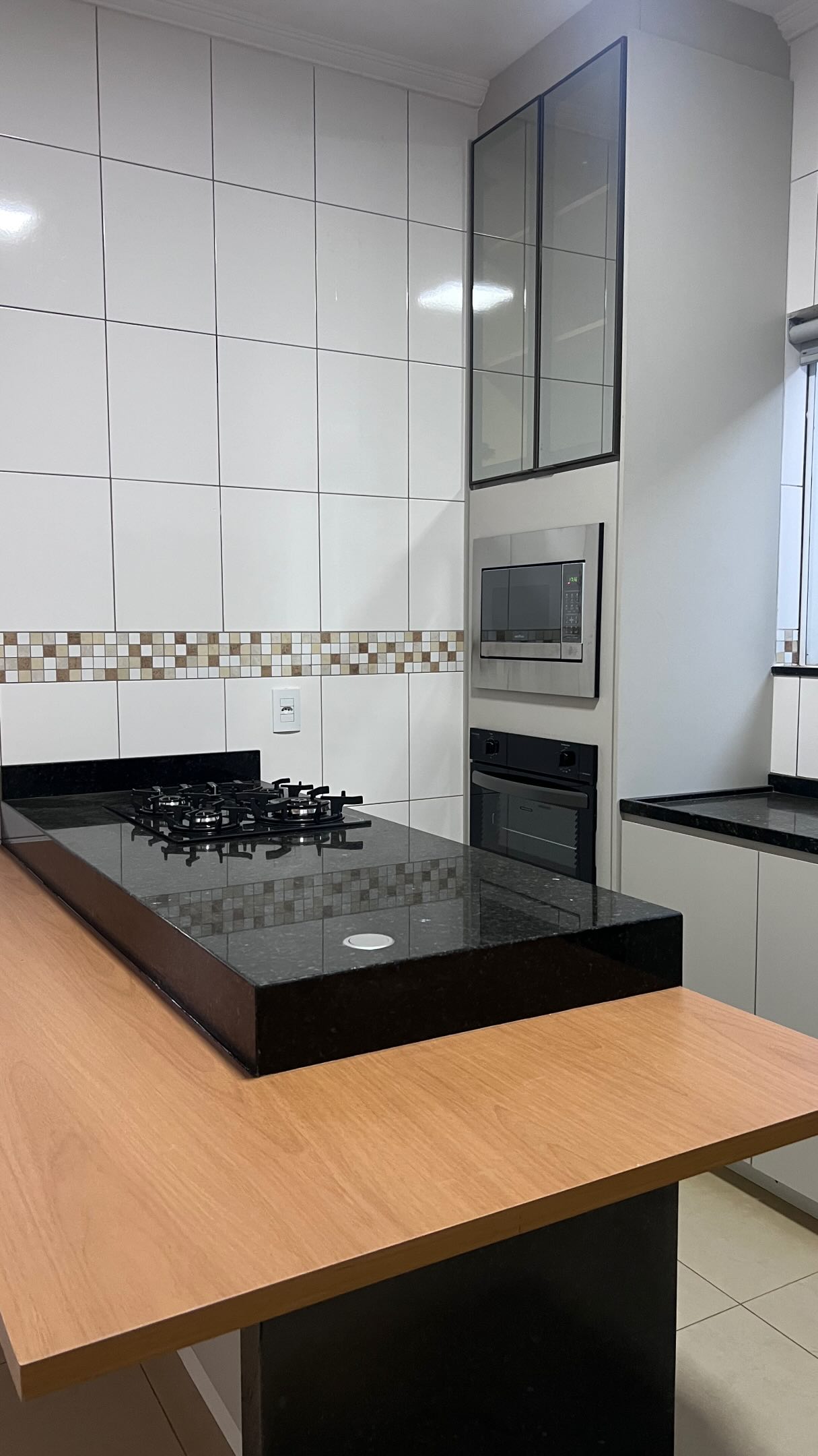 Cozinha com bancada de madeira — Leme